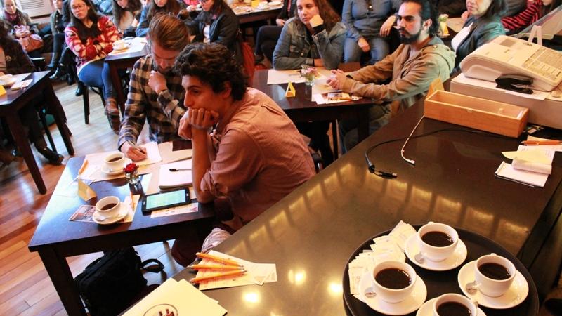 Tercera sesión del exitoso ciclo de conversación, en la cafetería Valparaisología, Café Costadoro, del MHNV en el mes aniversario 139
