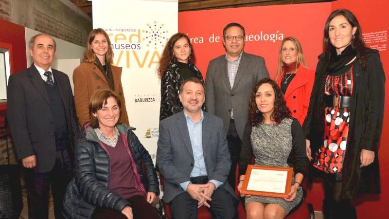 Reconocimiento al Sub Director Nacional de Museos Alan Trampe, Sub Director Nacional de museos Dibam, junto a directoras y directores de los museos que conforman la Red ViVa de museos de Viña del Mar y Valparaíso (crédito de la imágen; Museo Artequin Viña del Mar)