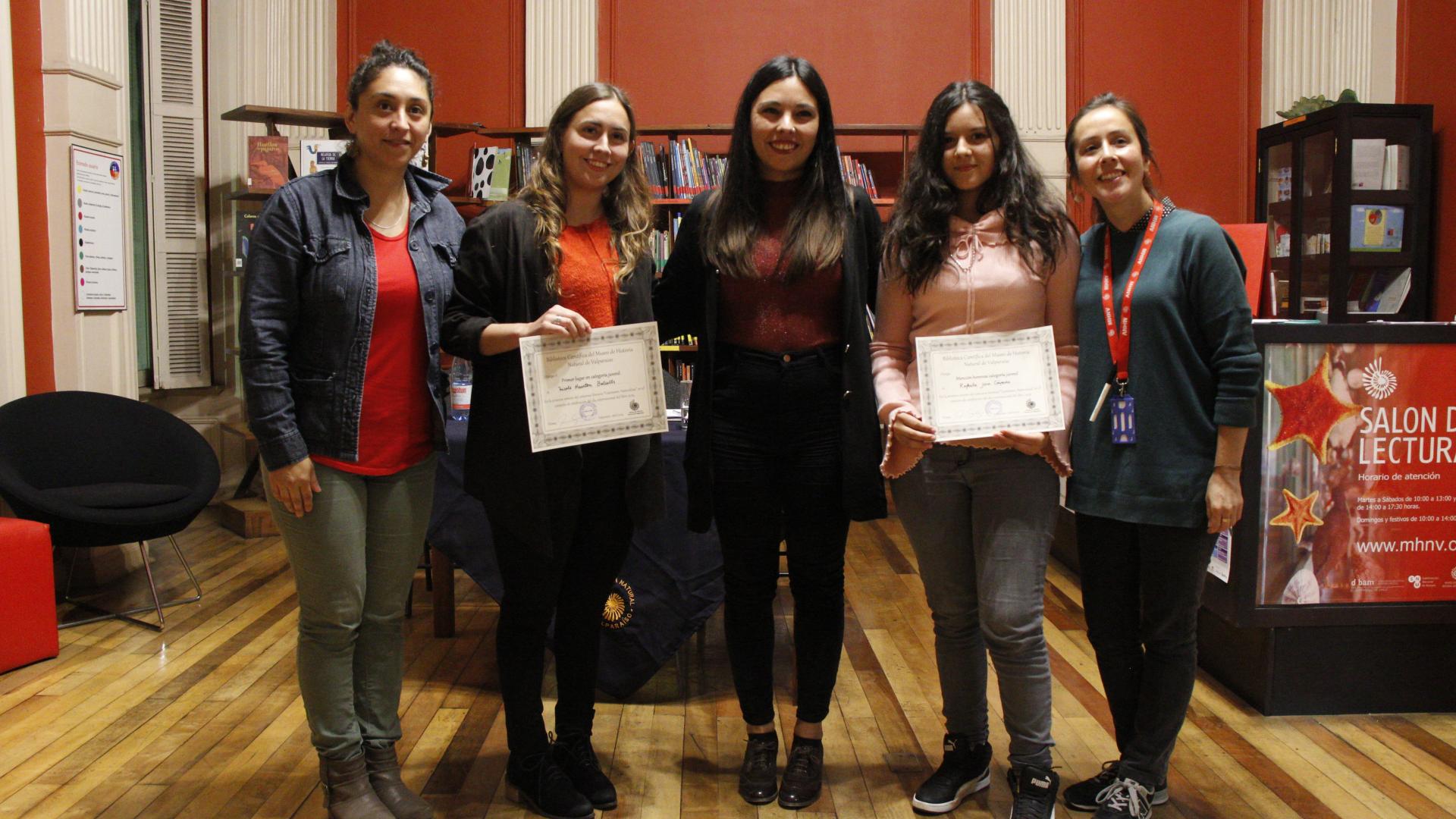 La ganadora de la categoria juvenil, Nicole Hourton Balsells, junto a Rafaela Jara Céspedes, mención honrosa, recibiendo sus merecidos reconocimiento en la sala de lectura del MHNV