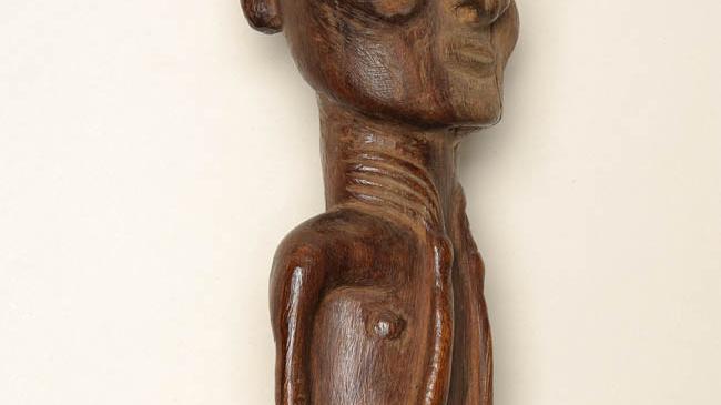 Pieza del mes, noviembre: Moai Tangata Moái tangata. Rapa Nui, s. f. Alto 6,7 cm, largo 43,5 cm y ancho 8,4 cm. Madera. Colección Isla de Pascua, Museo de Historia Natural de Valparaíso. Nº inv. 3. Fotografía: Romina Moncada.