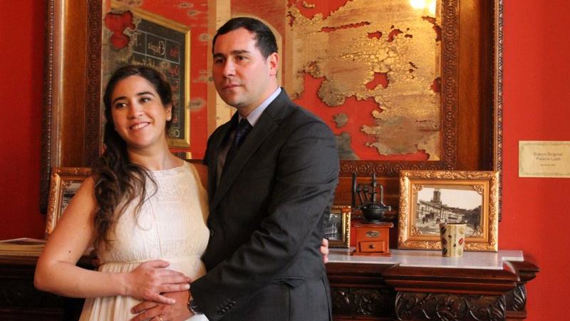 El Museo un punto de encuentro para las personas Paulina y su novio posando en uno de los salones del Palacio Lyon, utilizado actualmente por la cafetería patrimonial del MHNV "Puro Café"