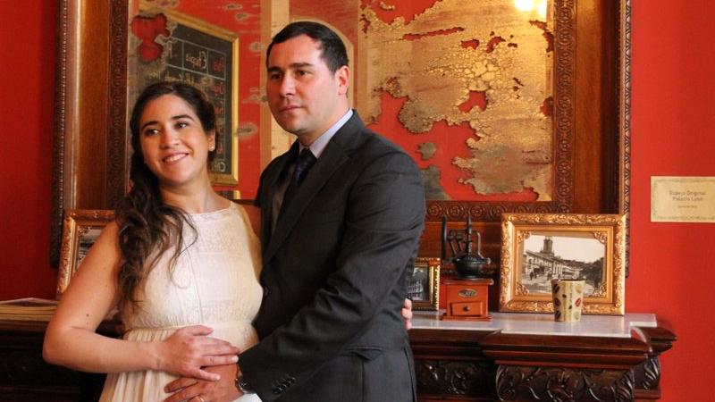 Paulina y su novio posando en uno de los salones del Palacio Lyon, utilizado actualmente por la cafetería patrimonial del MHNV "Puro Café"