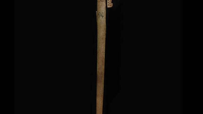Punzón de hueso con Figura Antropomorfa La Pieza del Mes: un Homenaje a los 139 año del Museos, se exhibe en el sector de acceso al hall principal del museo