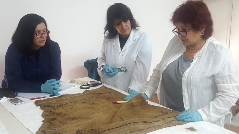  Marinella Bustamante, Patricia Günther , Ana María Iglesias investigadoras de la escuela de Diseño de la Universidad de Valparaíso realizando estudio de Unku asociado a momia cultura Arica, colección arqueológica Chile-Momia del Museo de Historia Natura