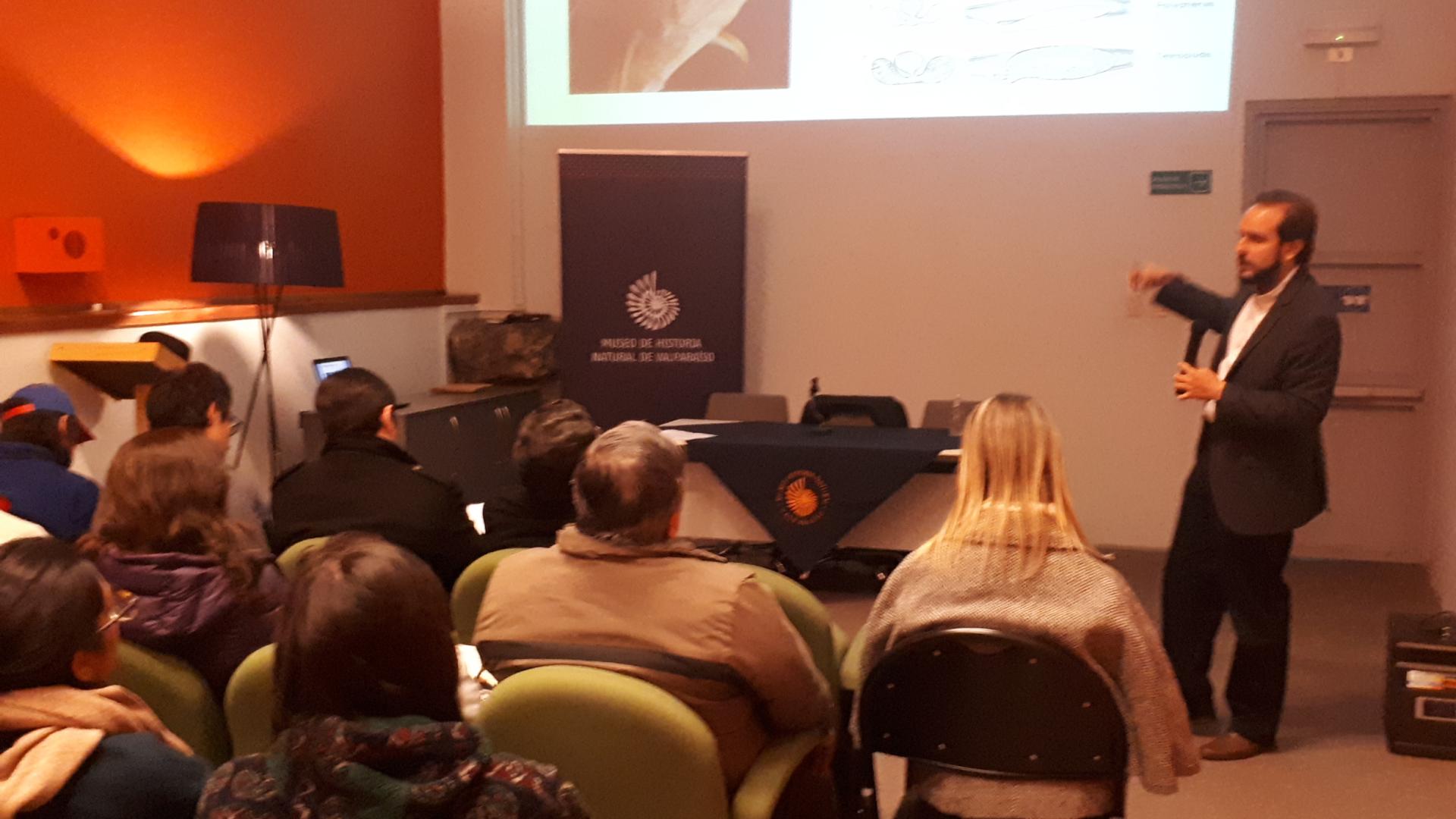 El bioólogo e investigador de la Universidad de Complutense en Madrid, Sergio Pérez en su exposición sobre "Historia evolutiva de los vertebrados"