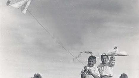 Niños elevando volantín, de Antonio Quintana