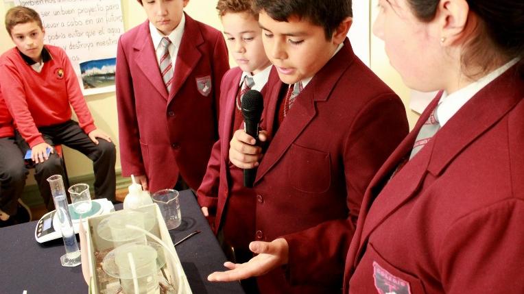 Presentación de niñas y niños de educación básica del Colegio Santa Clara y su iniciativa “Usando el mar como recurso para la tierra” durante la segunda versión de la feria el año 2017.