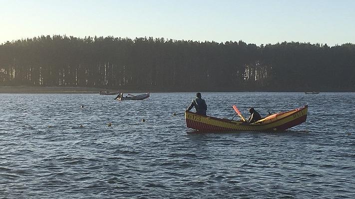 Caleta La Barra es una localidad ubicada frente a la desembocadura del Río Toltén en que habitan cerca de 30 familias que dependen, en su mayoría, exclusivamente de los ingresos generados por la pesca artesanal.