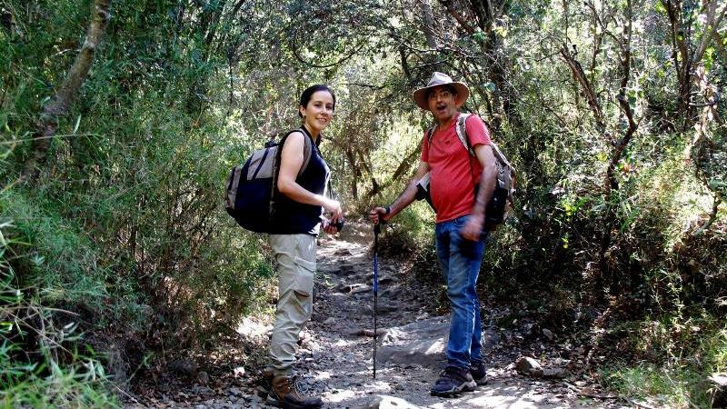 La educadora Alejandra Baradit del MHNV junto al biólogo Pablo Jaramillo del MNHN recorriendo uno de los senderos del cerro La Campana