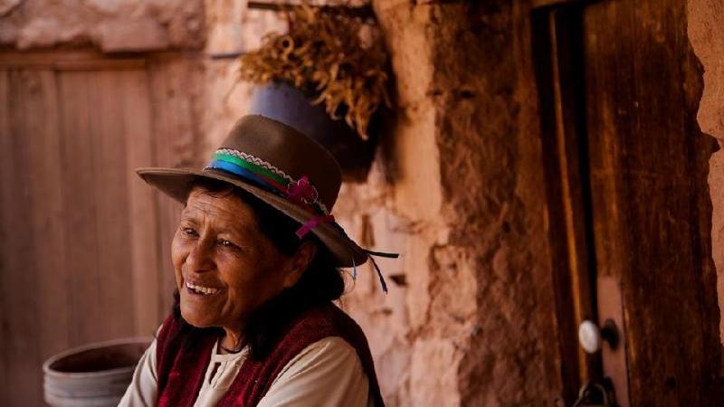 Elena Tito "Tesoro humano vivo": Oriunda de la localidad de Santiago de Río Grande, es cultora de una práctica que se ha ido perdiendo en el norte de Chile, la alfarería atacameña.