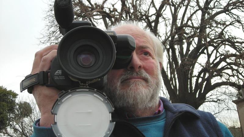 Documentales con Memoria e Identidad Imágen referencial del documental argentino "El ambulante" basado en la experiencia y labor en cine de Daniel Burmeister.