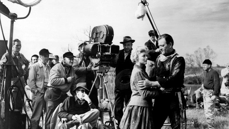 John Ford dirige Wayne y Towers en una escena íntima.