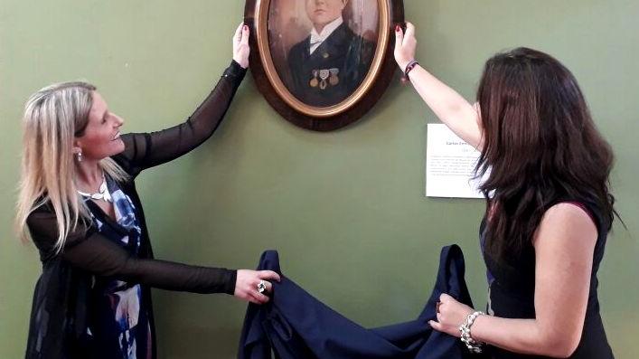 Homenaje a Carlos Porter, aniversario 139 MHNV En la imagen la Directora del MHNV, Loredana Rosso, junto a la Directora del Consejo Nacional de Cultura y las Artes, región de Valparaíso, Nélida Pozo, junto al retrato donado de Carlos Porter