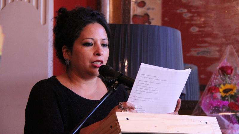 Marjorie Mardónez, dando lectura al manifiesto "Mujeres que leen mujeres" en la cafetería patrimonial del Museo