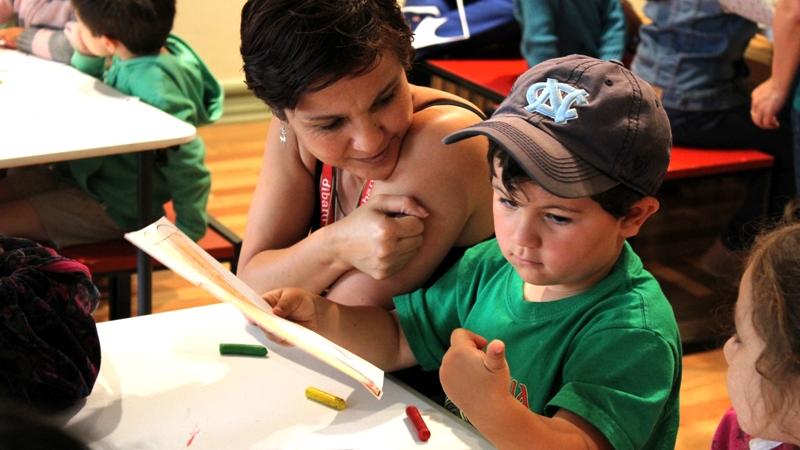 Niñas y niños creando en la sala didáctica del Museo, junto a mediación del área educativa