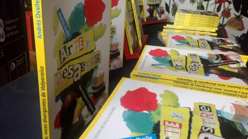 Libros pertenecientes al artista visual Andrés Ovalle, donados para distribución con el público.