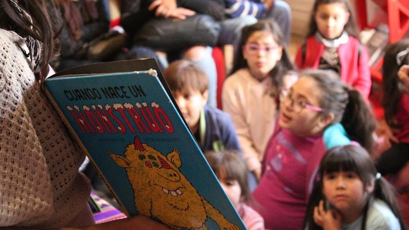 Denis Abarca de Ziento un Cuento realizando el Taller de Mounstuos en la sala de lectura del MHNV.