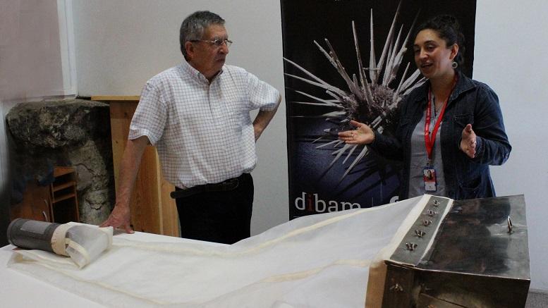 Entrega del material recolector por parte del ingeniero pesquero Bernardo Zapata a la encargada del proyecto Anabell Lafuente.