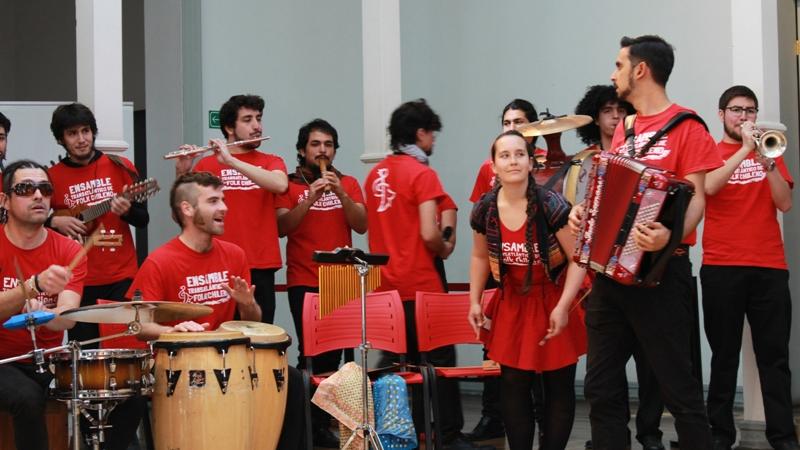 Ensamble Transatlántico de Folk Chile. Orquesta dirigida por Ernesto Calderón, y Gianela Machuca