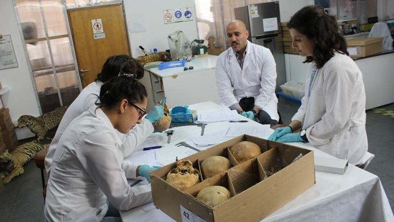 Académicos de la Universidad de La Frontera, Temuco, la antropóloga, Dra. Sandra López Lázaro y el director del Laboratorio de pericias en odontología forense, Gabriel Fonseca, junto a alumnos de odontología de la Universidad de Valparaíso