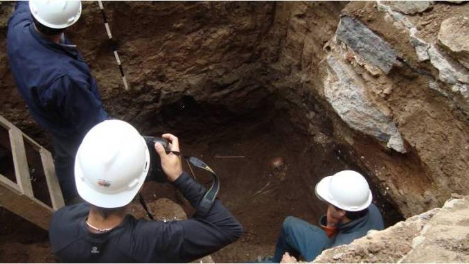 Valparaíso
la historia que se oculta bajo el pavimento Investigación desarrollada por el profesor de historia Claudio Henríquez, junto a la colaboración del historiador Jaime Vera. (MHNV 2017). En la imágen: excavación Sitio Liceo Eduardo de la Barra. Fotografía Andrea Vivar.