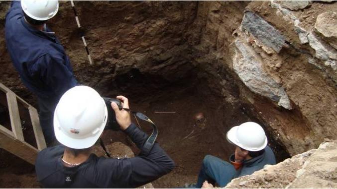 Investigación desarrollada por el profesor de historia Claudio Henríquez, junto a la colaboración del historiador Jaime Vera. (MHNV 2017). En la imágen: excavación Sitio Liceo Eduardo de la Barra. Fotografía Andrea Vivar.