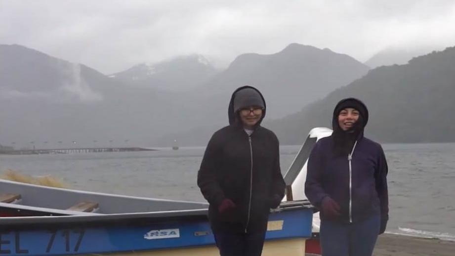 Las alumnas Javiera Aguilar y Constanza Mazzey, del Liceo Altos del Mackay de Coyhaique, en terreno probando su proyecto "Sonda de monitoreo oceánico para pesca artesanal.