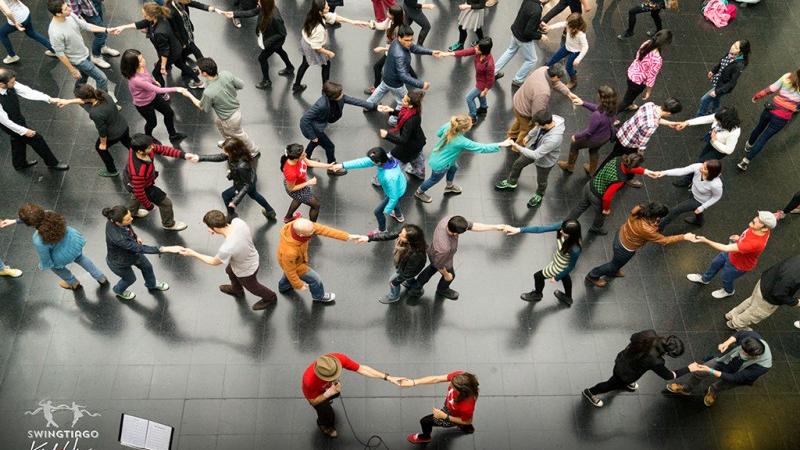 Museos de Media Noche Intervención de baile en el hall central del Museo Nacional de Bellas Artes, SwingValpo.