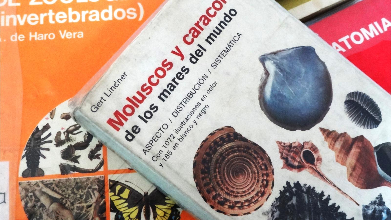 Algunos ejemplares en Bibliovitrina