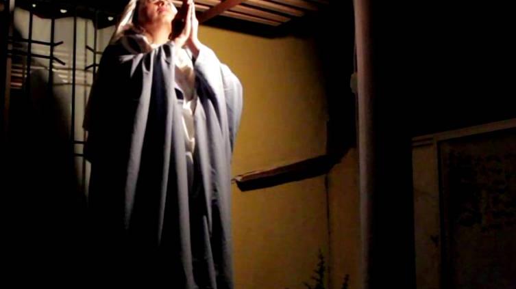 Mujeres que leen Mujeres Mujeres que leen mujeres es un grupo que se reúne y se atrinchera para no ser parte del silencio, para sumarse y alzar la voz de todos los tiempos. Sin censura, pues no cree en ella. A través de un trabajo colectivo horizontal, sin jerarquías. Aurora Pos