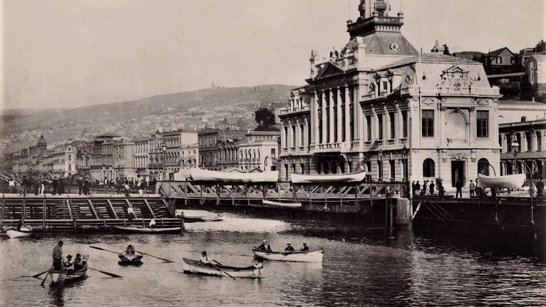 Fotografía correspondiente al viejo muelle Prat captada por Teodoro Kuhlmann (1869 - 1957)