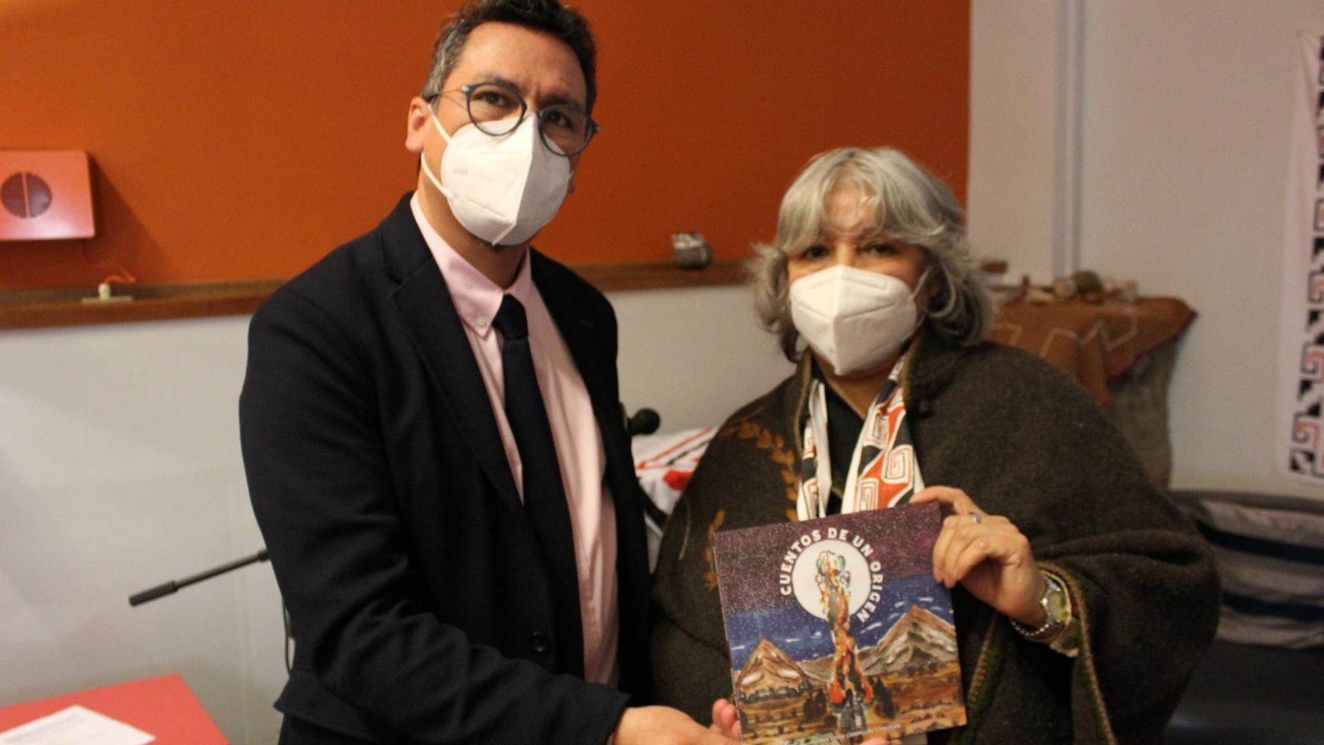 Sergio Quiroz, director del Museo de Historia Natural de Valparaíso junto a María Ester Campillay Gomolán autora del libro “Cuentos de un origen”.