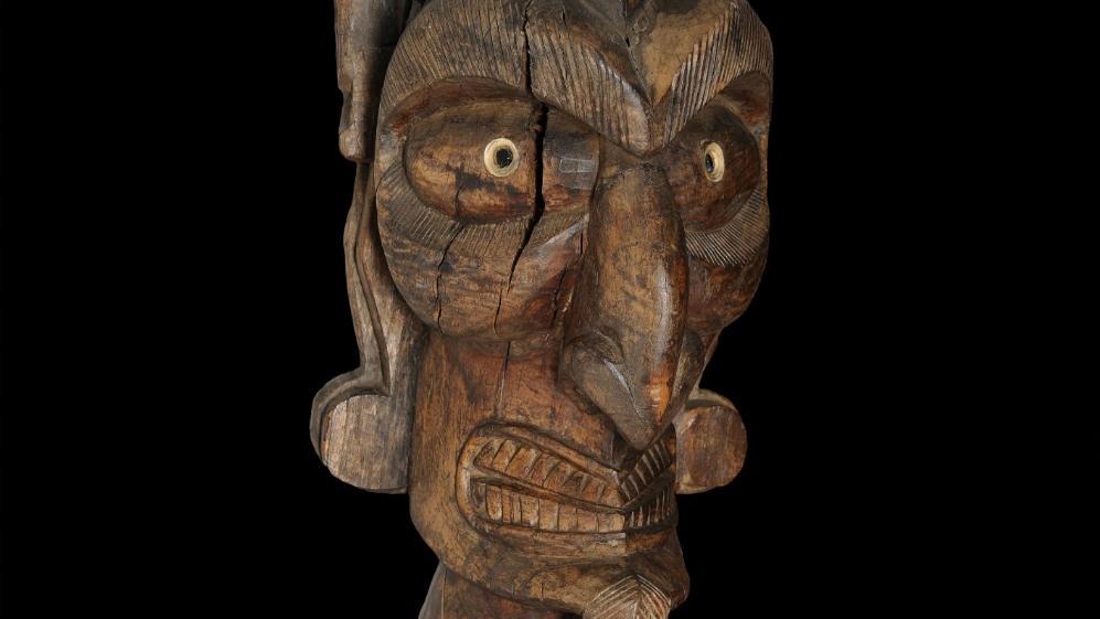  Figura de madera artesanía rapa nui: Moai kavakava, Museo de Historia Natural de Valparaíso