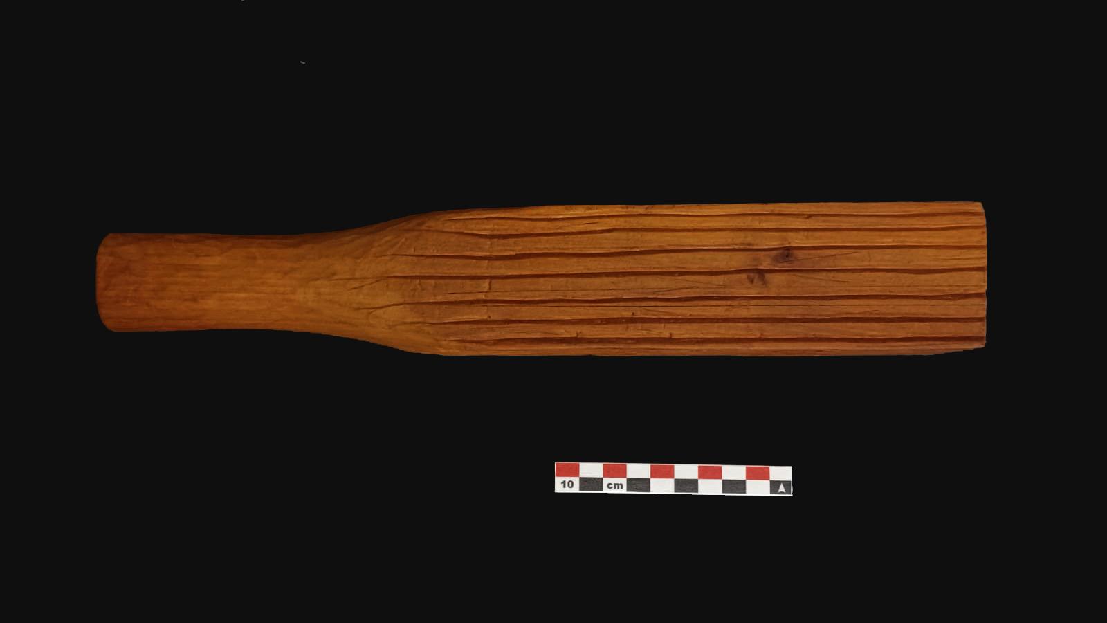 Mazo de madera tallado donado por Andrea Seelenfreund. 