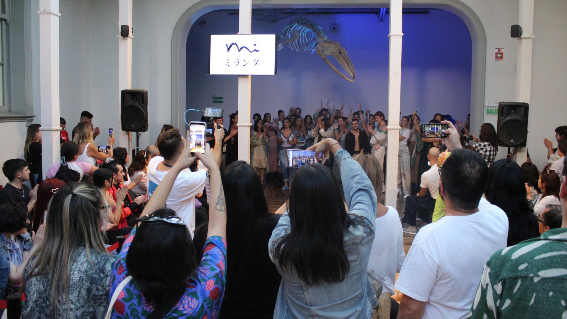 evento de moda sostenible en el museo