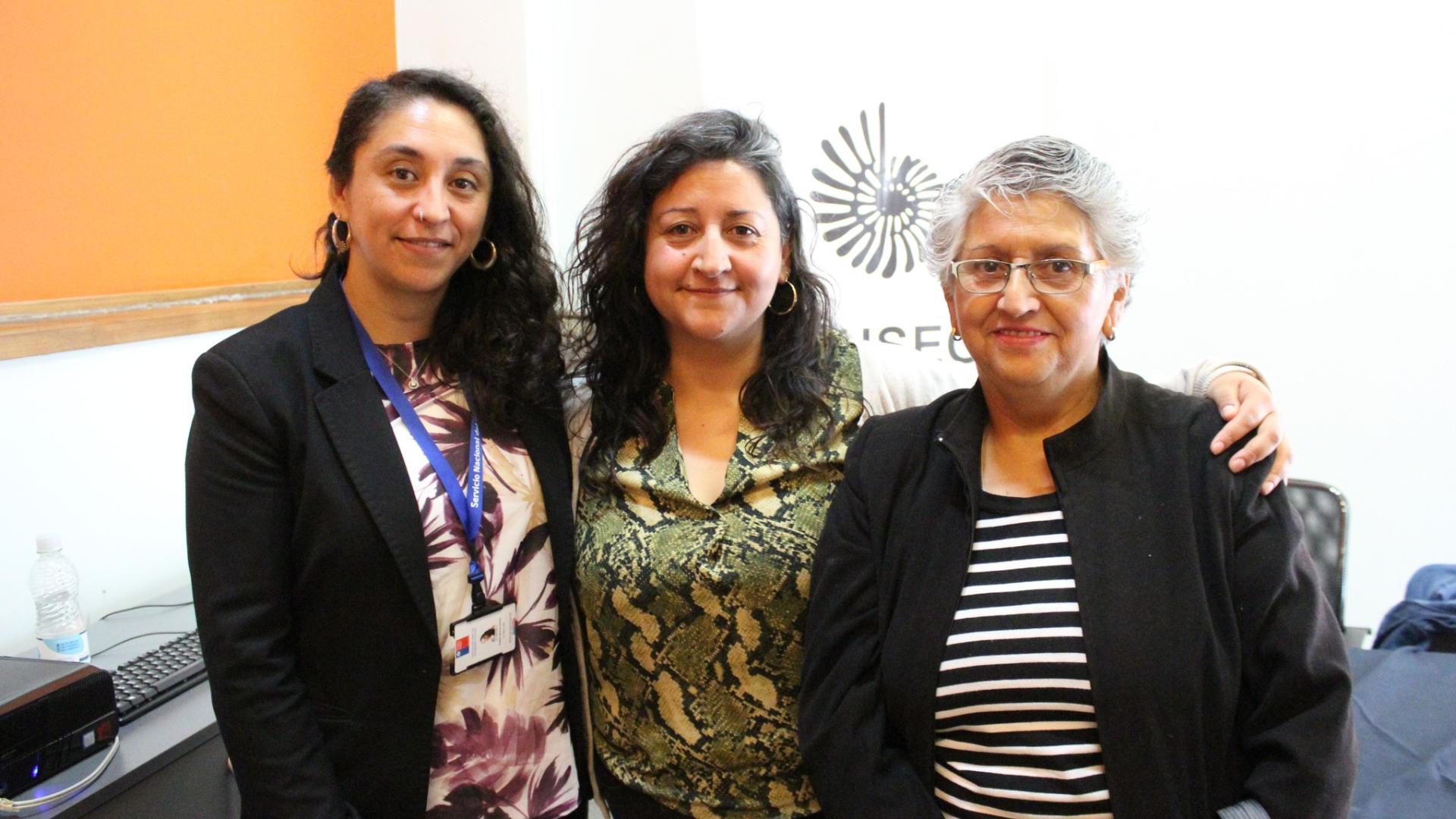 Paloma Bravo junto a su madre y la curadora del museo