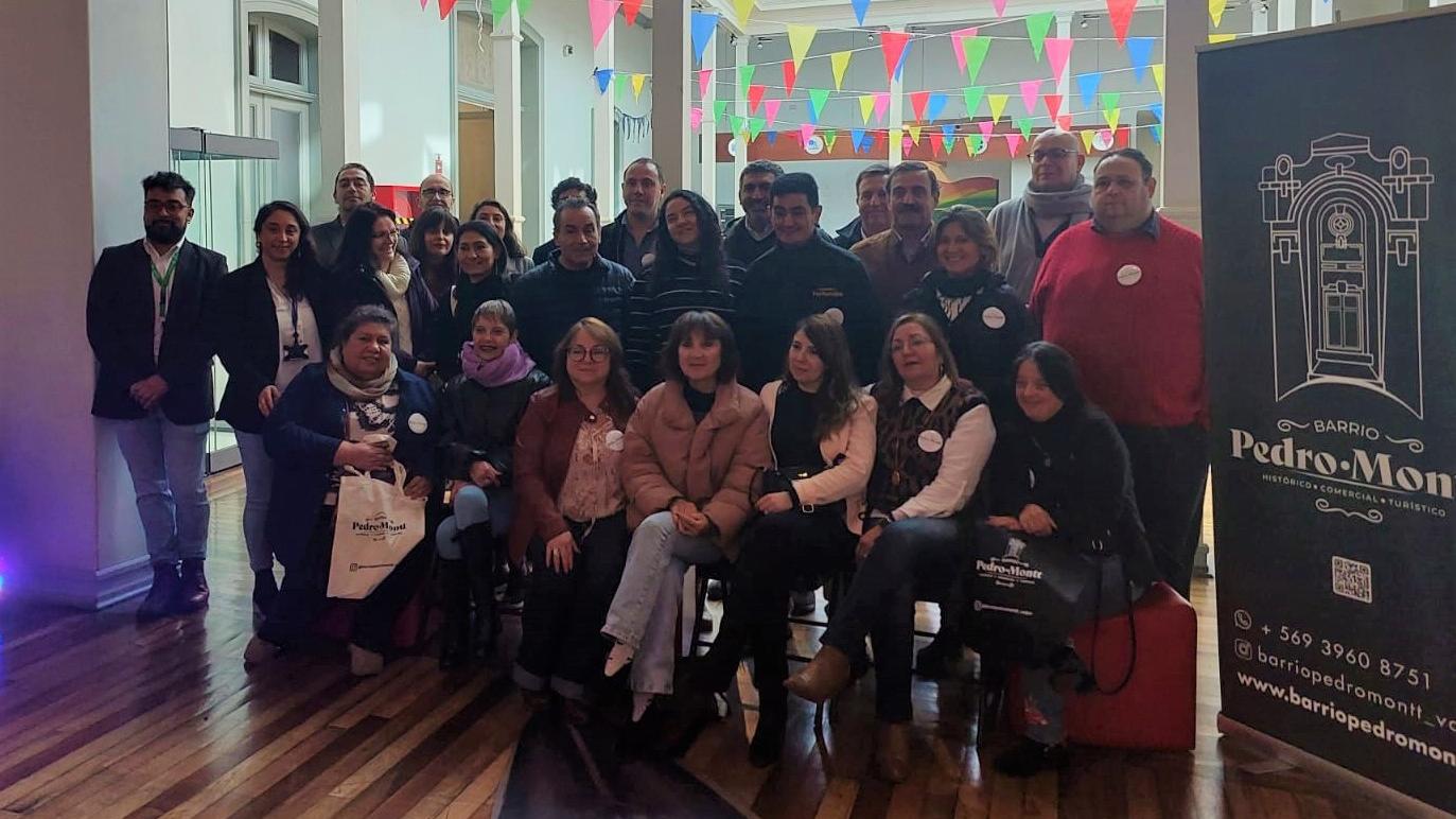 Locatarios de Valparaíso participan del programa Recupera Tu Barrio