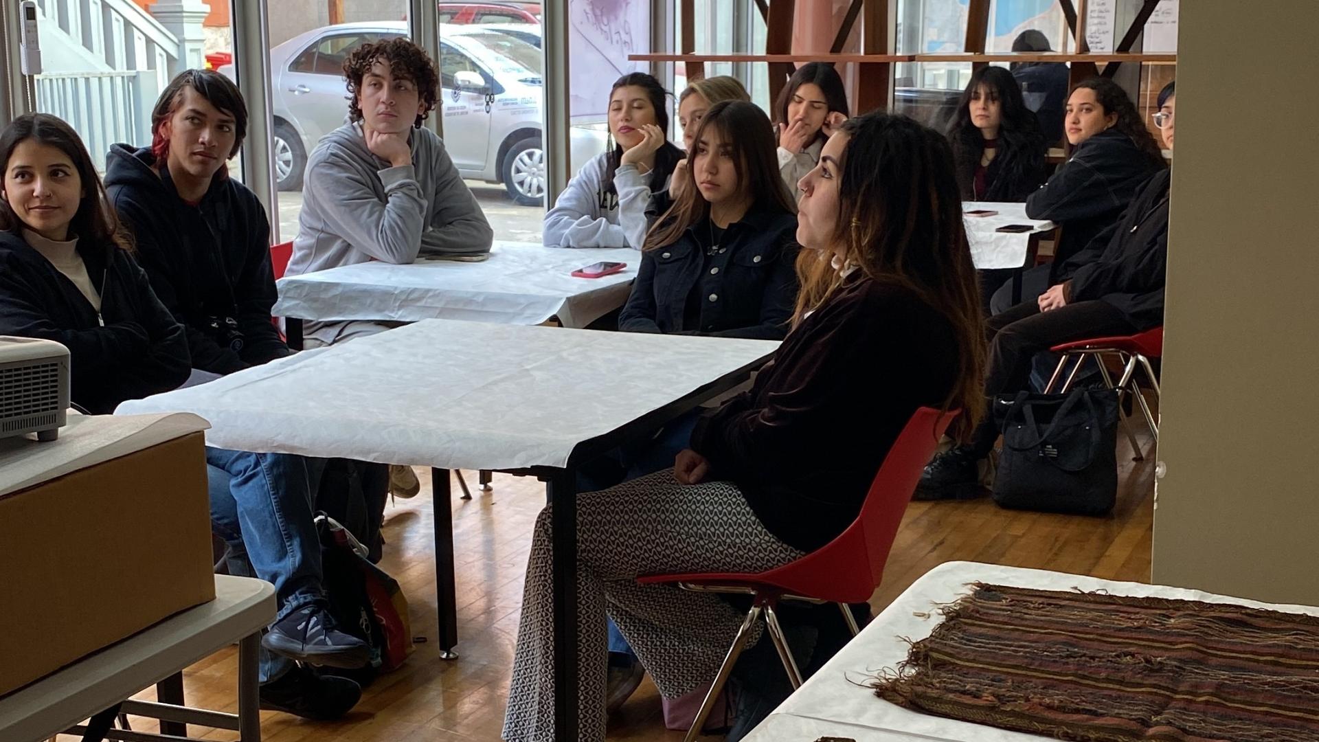 estudiantes de diseño analizan textiles del museo