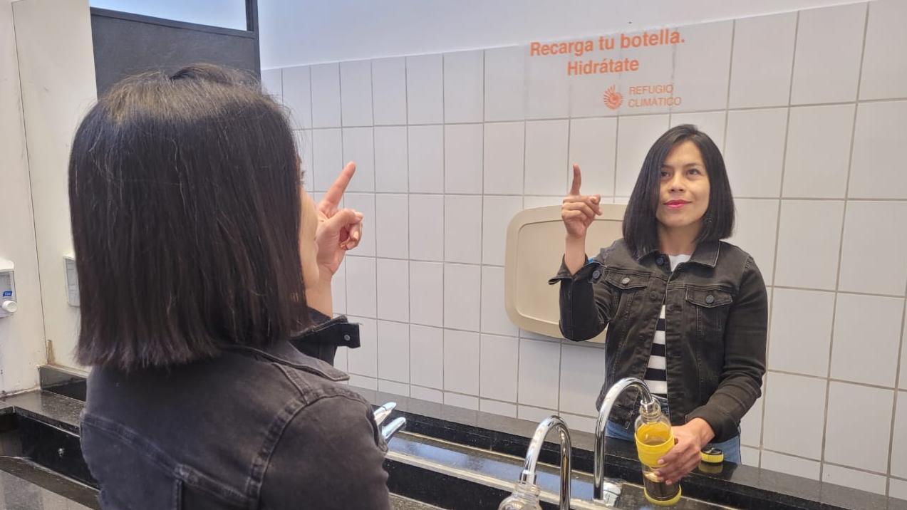 Dispensador de agua ubicado en los baños públicos para mujeres y hombres 