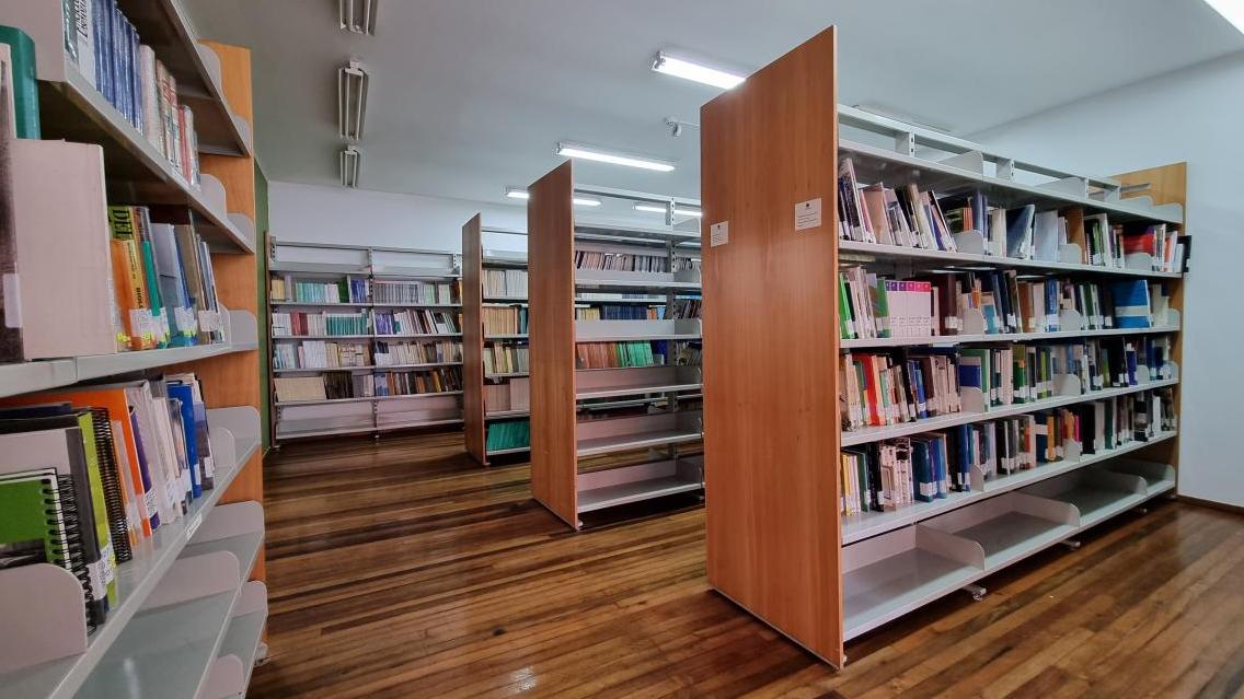 estantería biblioteca científica