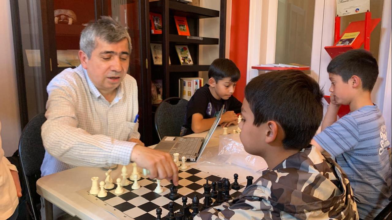 Siguen los talleres de ajedrez para iniciados en el Museo de Historia Natural de Valparaíso a cargo del maestro Pedro Basualto.