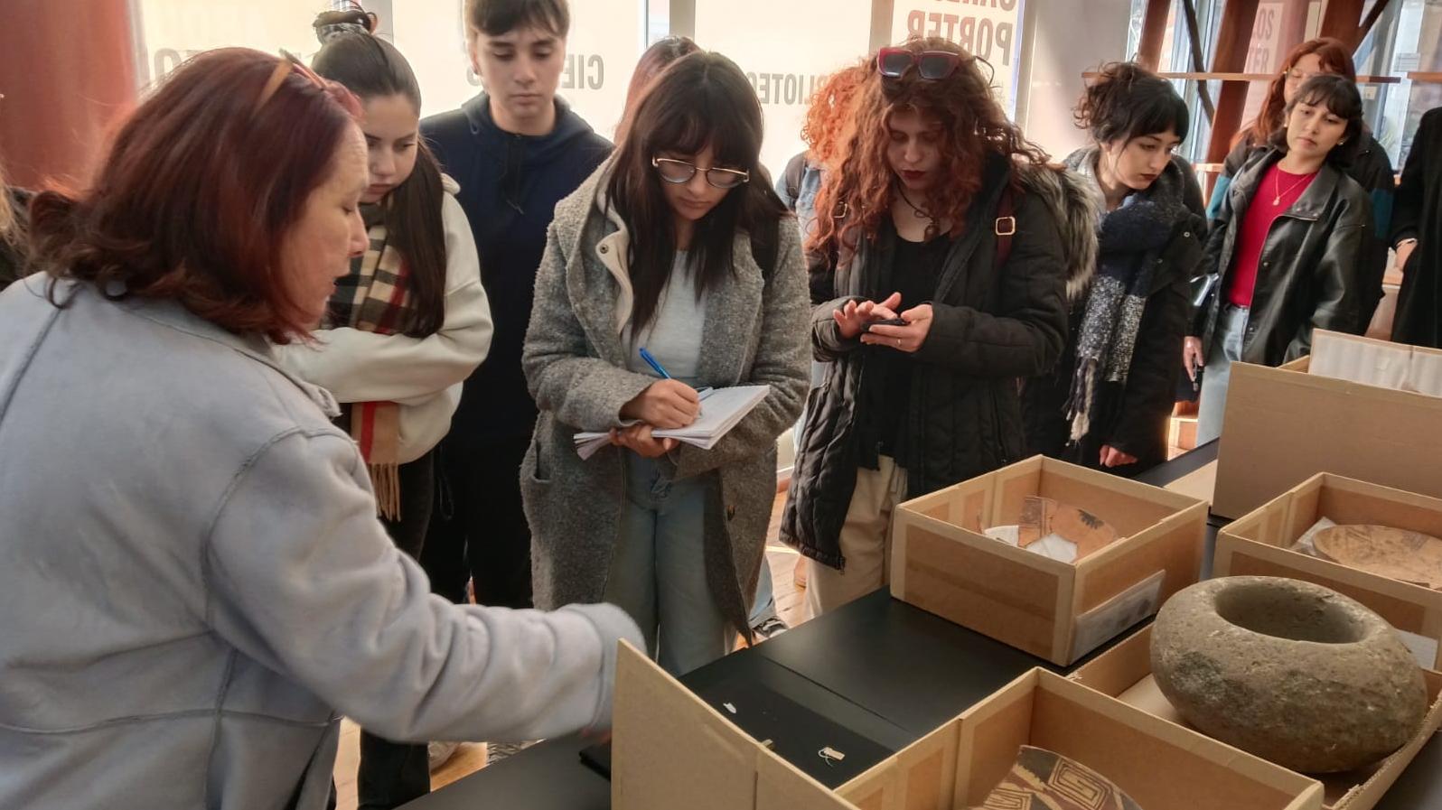 Lilian López, encargada de colecciones patrimoniales, presenta el contexto del proyecto arqueológico desarrollado en Plaza O’Higgins
