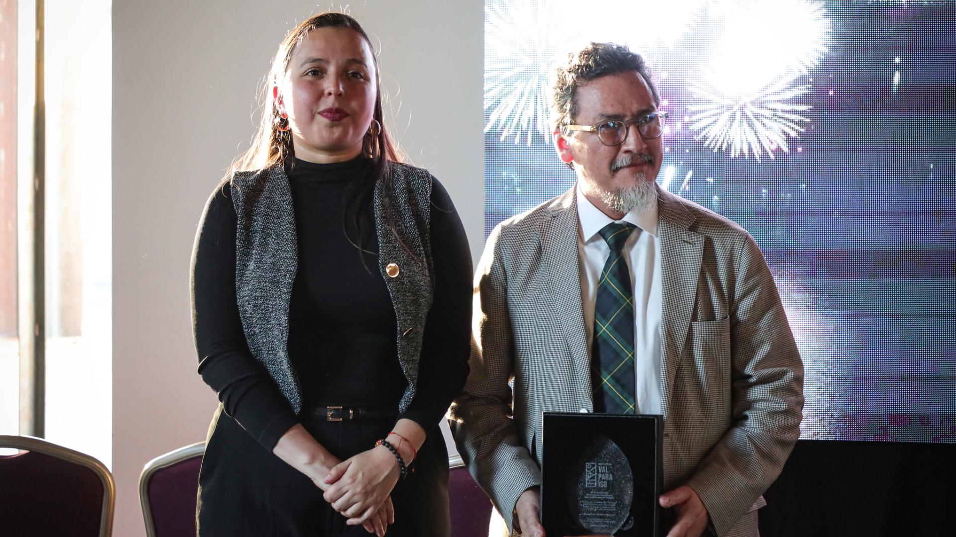 alcadesa de Valparaíso entrega distinción a director de museo por fomento al turismo local.