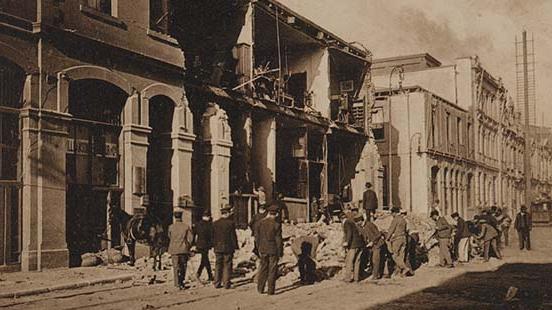 Postal de edificio en ruinas en Calle Blanco tras el terremoto de Valparaíso de 1906