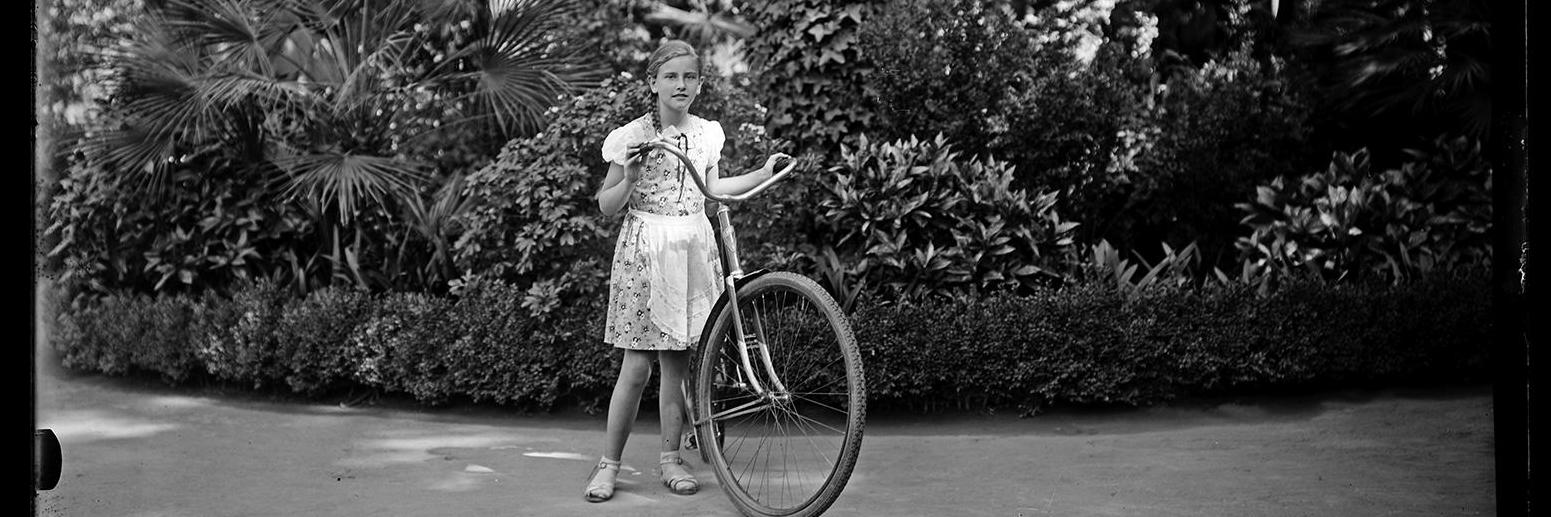 Una niña con bicicleta. Fotografía blanco y negro de Teodoro Kuhlmann 