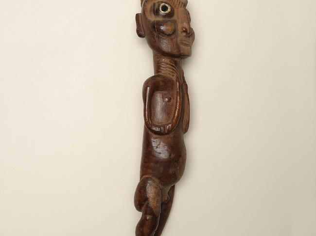 Moái tangata. Rapa Nui, s. f. Alto 6,7 cm, largo 43,5 cm y ancho 8,4 cm. Madera. Colección Rapa Nui, Museo de Historia Natural de Valparaíso. Nº inv. 3. Fotografía: Romina Moncada.