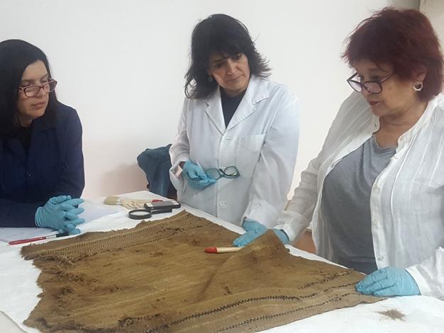 Marinella Bustamante, Patricia Günther , Ana María Iglesias investigadoras de la escuela de Diseño de la Universidad de Valparaíso realizando estudio de Unku asociado a momia cultura Arica, colección arqueológica Chile-Momia del Museo de Historia Natural