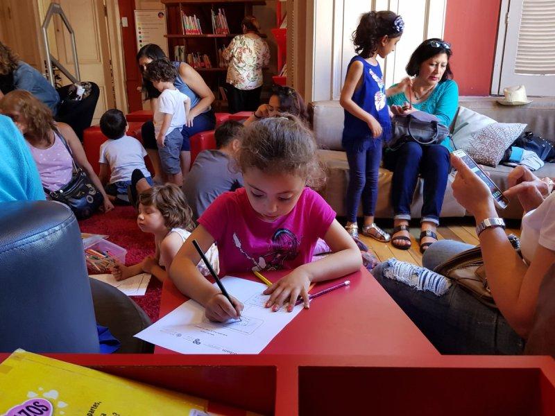 La hora del cuento en el MHNV Se ha comprobado que los niños y niñas que oyen cuentos en forma frecuente logran un mayor desarrollo de todas las funciones lingüísticas y que adquieren las herramientas necesarias para iniciar con éxito la lectura, así mismo aumentan sus conocimientos