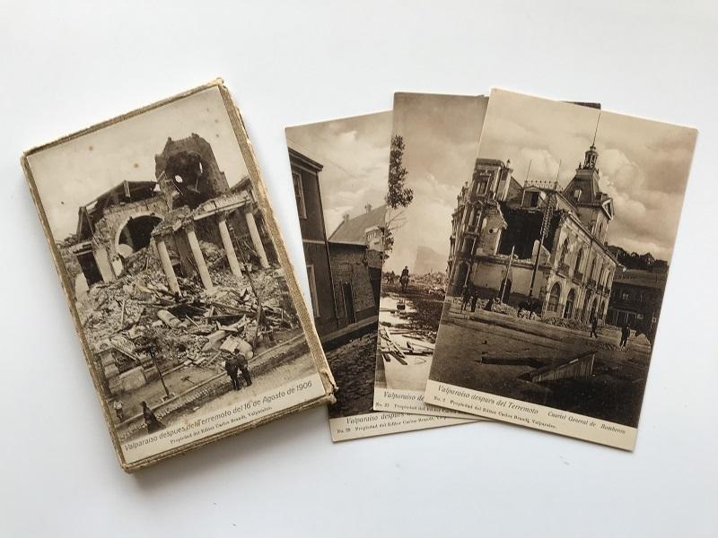 Fotografía de estuche y tres tarjetas postales verticales correspondientes de izquierda a derecha: n°25 Iglesia Alemana, n°22 Avenida Brasil y n°2 Cuartel General de Bomberos.