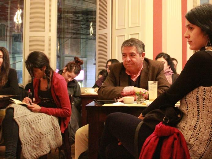 Público asistente a la primera sesión del ciclo de charlas en la cafetería patrimonial del museo "Valparaísología, café Costadoro"